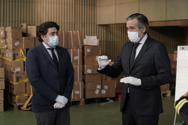 Los consejeros de Justicia, Interior y Víctimas de la Comunidad de Madrid, Enrique López (d), y de Vivienda y Administración Local, David Pérez (i), visitan el Instituto para la Formación Integral en Seguridad (IFISE), donde se almacena material sanitario