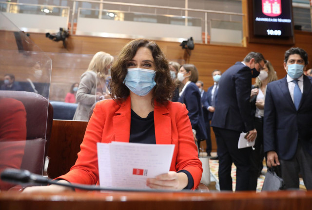 La presidenta de la Comunidad de Madrid, Isabel Díaz Ayuso, antes de que comience una sesión de control al Gobierno en la Asamblea de Madrid (España), a 22 de octubre de 2020. Durante el pleno, el Ejecutivo madrileño responderá, entre otras, a cuestiones