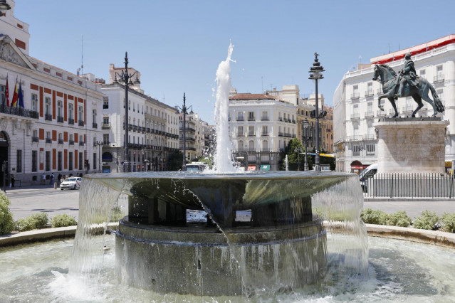 Imagen de una de las fuentes gemelas en la Puerta del Sol en Madrid.