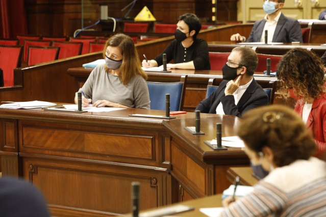 La presidenta del Govern, Francina Armengol, toma notas durante el debate de política general, sentada junto al vicepresidente, Juan Pedro Yllanes.