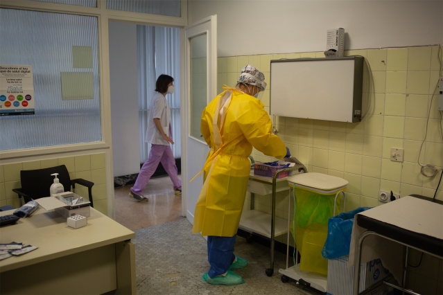Una sanitaria se prepara para realizar test rápidos de antígenos de detección de coronavirus en el Centro de Atención Primaria CAP Manso, en Barcelona, Catalunya (España), a 21 de octubre de 2020.Desde el pasado lunes 19 de octubre, se llevan realizando t