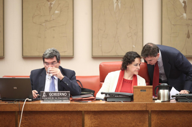 El ministro de Inclusión, Seguridad Social y Migraciones, José Luis Escrivá (1I) y la presidenta de la Comisión de Seguimiento y Evaluación de los Acuerdos del Pacto de Toledo, Magdalena Valerio