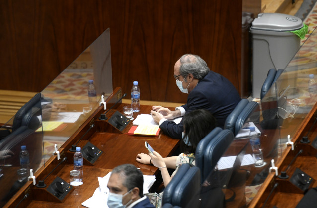 El portavoz del PSOE en la Asamblea de Madrid, Ángel Gabilondo, mira su móvil durante una sesión de control al Gobierno en Madrid (España), a 9 de julio de 2020. Entre otras cuestiones, el pleno debate una iniciativa de Vox para que Ayuso y sus consejeros