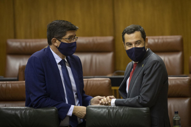 El presidente de la Junta de Andalucía, Juanma Moreno (d), junto al vicepresidente de la Junta, Juan Marín (i)