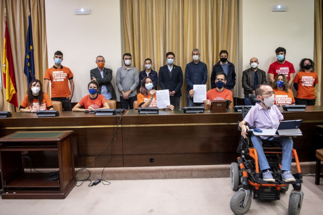 Representantes del Sindicato de Inquilinos durante una reunión con portavoces de los grupos firmantes del manifiesto que reivindican aplicar ya una subida del alquiler, entre ellos Pablo Echenique, Íñigo Errejón, Gabriel Rufián y Joan Baldoví