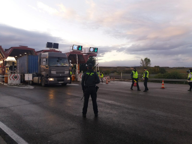 Control de la Guardia Civil de La Rioja en Haro para el cumplimiento del confinamiento perimetral