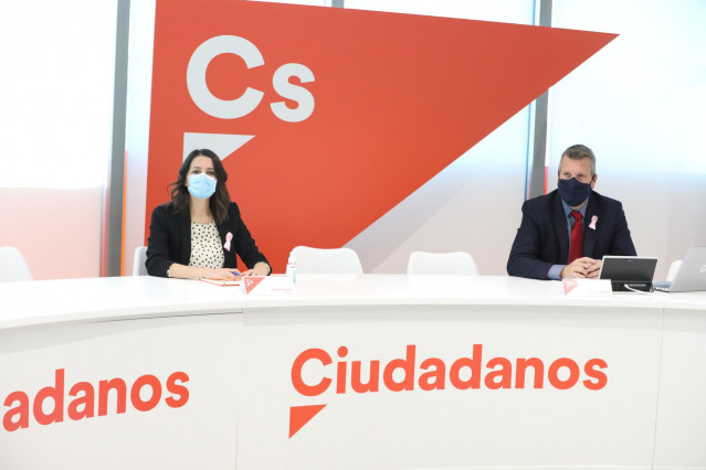 La presidenta de Ciudadanos, Inés Arrimadas, y el vicesecretario primero del partido, Carlos Cuadrado, durante una reunión en la sede del partido.