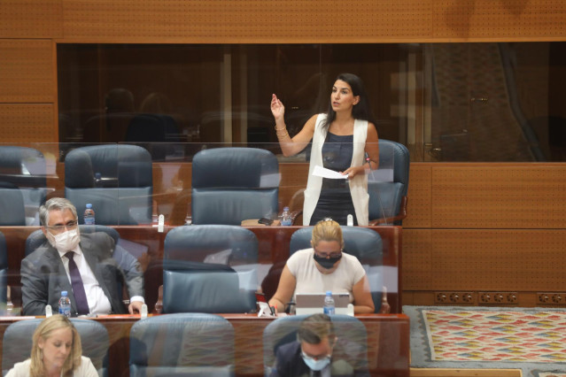 La portavoz de VOX, Rocío Monaterio, durante una sesión plenaria en la Asamblea de Madrid en la que se debate la reprobación y cese del consejero de Sanidad, Enrique Ruiz Escudero (PP), por su gestión de la crisis del coronavirus, en Madrid (España), a 25