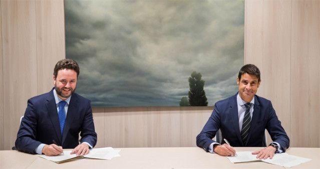 Iker Beraza (Sareb) y Daniel Caballero (CaixaBank), durante la firma del acuerdo.