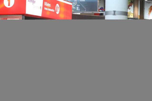 Varias personas sacan billetes en la estación de Renfe Madrid Puerta de Atocha en el primer día laborable tras el estado de alarma, en Madrid (España), a 22 de junio de 2020.