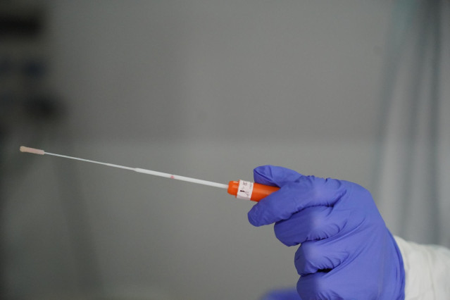 Barillas utilizadas por trabajadores sanitarios para realizar tests de Covid-19 en la zona habilitada en el Hospital de Basurto en Bilbao