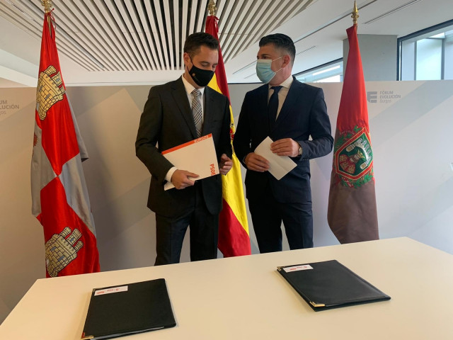 El alcalde de Burgos y el portavoz municipal de Cs tras la firma del acuerdo de gobierno de coalición