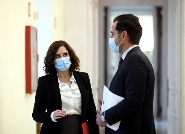 La presidenta de la Comunidad de Madrid, Isabel Díaz Ayuso, y el vicepresidente, consejero de Deportes, Transparencia y portavoz, Ignacio Aguado, charlan tras su comparecencia en la Casa Real de Correos