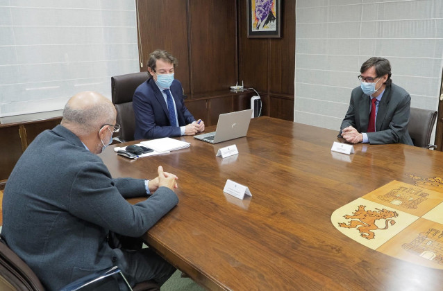 (I-D) El vicepresidente de la Junta, Francisco Igea; el presidente de la Junta de CyL, Alfonso Fernández Mañueco (C); y el ministro de Sanidad, Salvador Illa, durante una reunión convocada en Valladolid.