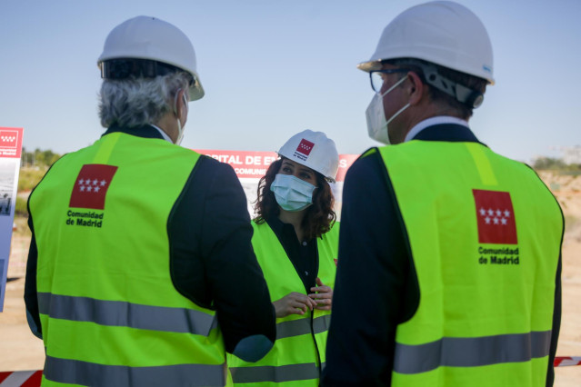 La presidenta de la Comunidad, Isabel Díaz Ayuso, durante su visita las obras de construcción del nuevo Hospital de Emergencias de la región en la zona de Valdebebas. Archivo.