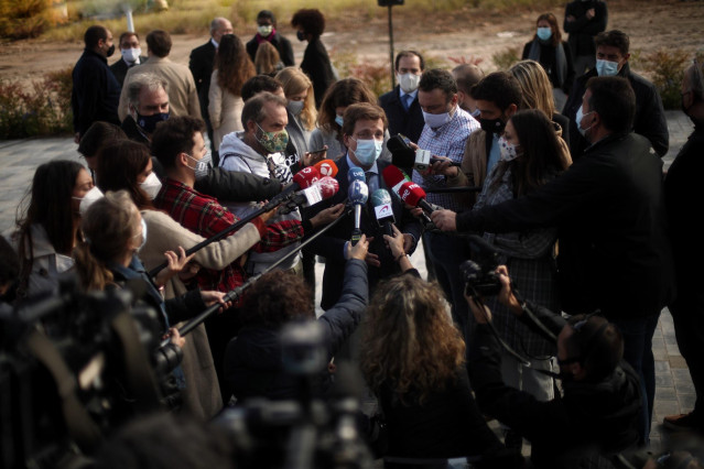 El alcalde de Madrid, José Luis Martínez-Almeida, responde a los medios tras el acto de homenaje al pueblo de Madrid en su lucha contra la Covid-19, en Valdebebas