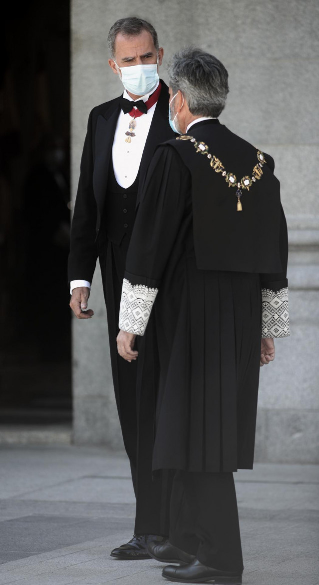 El presidente del Tribunal Supremo y del Consejo General del Poder Judicial (CGPJ), Carlos Lesmes (d), y el Rey Felipe VI, en la apertura del año judicial 2020/2021.