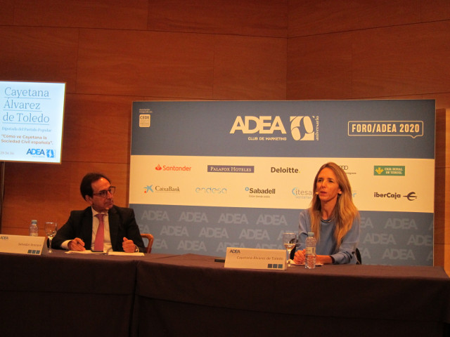 La diputada del PP en el Congreso Cayetana Álvarez de Toledo participa en el Foro ADEA, en Zaragoza, organizado por la Asociación de Directivos y Ejecutivos de Aragón.