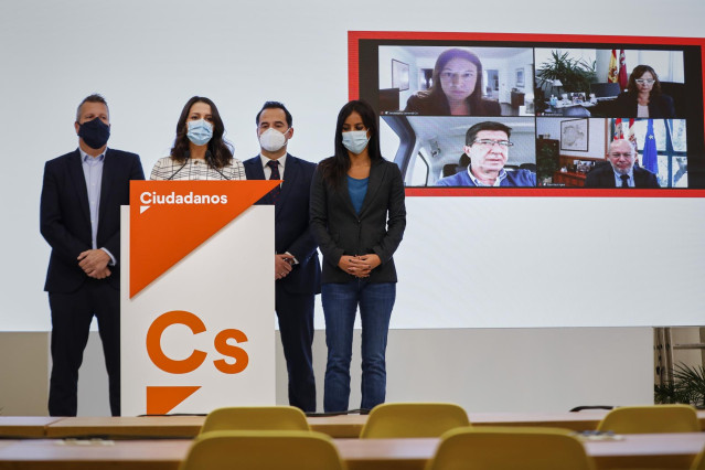 La presidenta de Ciudadanos, Inés Arrimadas, en una rueda de prensa en la sede del partido junto al vicesecretario primero de Cs, Carlos Cuadrado, el vicepresidente de la Comunidad de Madrid, Ignacio Aguado, y la vicealcaldesa de Madrid, Begoña Villacís.