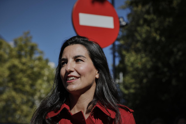 La presidenta de VOX Madrid y diputada en la Asamblea, Rocío Monasterio, bajo una señal de prohibido durante la manifestación convocada por su partido durante el Día de la Fiesta Nacional, en Madrid (España), a 12 de octubre de 2020. Según el partido, la