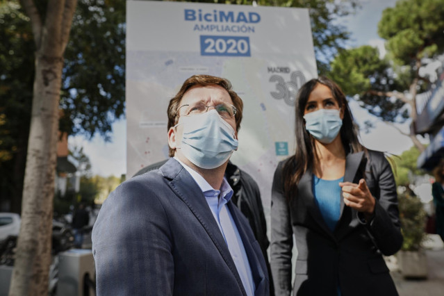 El alcalde de Madrid, José Luis Martínez-Almeida, y Begoña Villacís, en la inauguración de la primera estación de BiciMAD en Latina