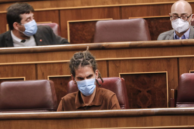 El diputado de Unidas Podemos Alberto Rodríguez (c), durante una sesión plenaria en el Congreso de los Diputados, en Madrid (España), a 29 de septiembre de 2020.