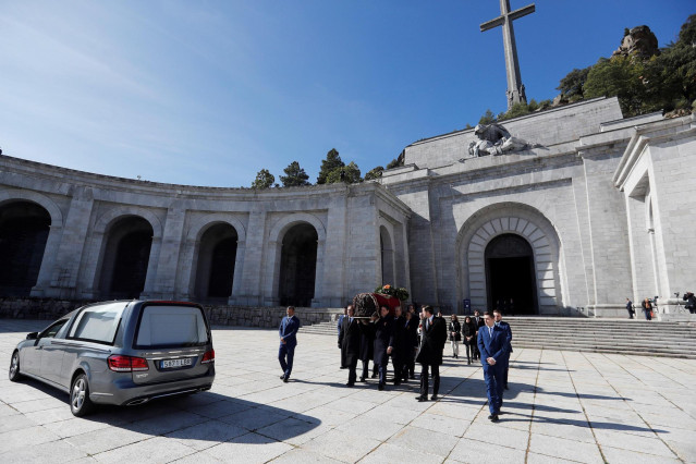 Familiares de Francisco Franco portan el féretro con los restos mortales del dictador tras su exhumación en la basílica del Valle de los Caídos, en Madrid, a 24 de octubre de 2019.