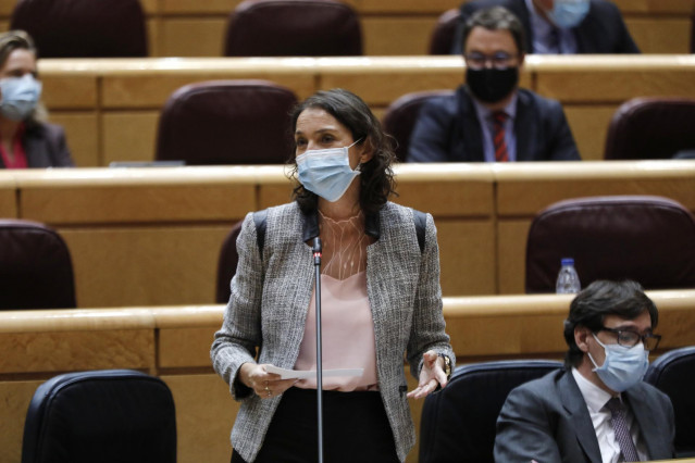 La ministra de Industria, Comercio y Turismo, Reyes Maroto, interviene durante una sesión de control al Gobierno en el Senado, a 20 de octubre de 2020. En el pleno de hoy el Ejecutivo será preguntado, entre otras, por cuestiones relacionadas con la amplia