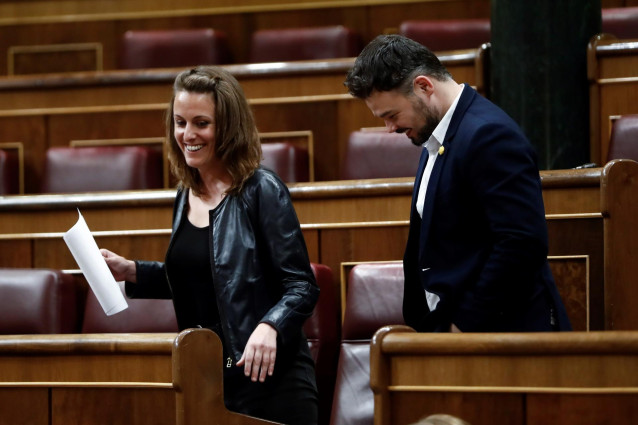 El portavoz parlamentario de ERC, Gabriel Rufián, y la diputada de la CUP Mireia Vehí (i) durante una sesión plenaria