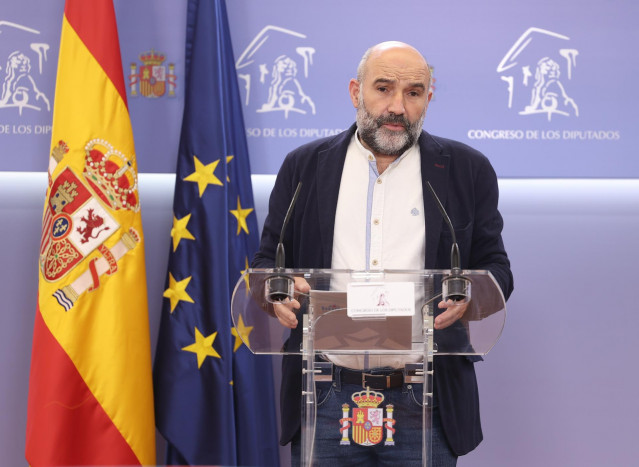 El portavoz del BNG en el Congreso, Néstor Rego, interviene durante la rueda de prensa posterior a la Junta de Portavoces celebrada en el Congreso de los Diputados, en Madrid, (España), a 20 de octubre de 2020.