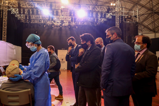 Imagen de archivo del consejero de Vivienda y Administración Local de la Comunidad de Madrid, David Pérez, durante su visita al dispositivo donde trabajadores sanitarios realizan realizar tests de antígenos eb Alcobendas.