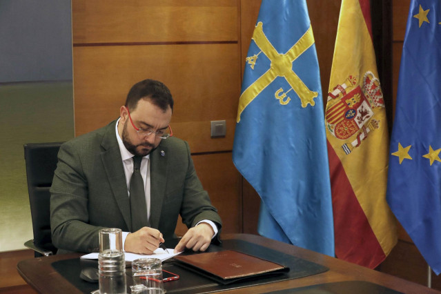 El presidente del Principado, Adrián Barbón, participa en la Conferencia de Presidentes telemática convocada con motivo del inicio del curso escolar.