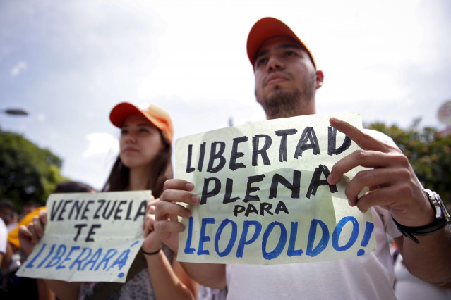 Manifestantes en apoyo al líder opositor venezolano Leopoldo López