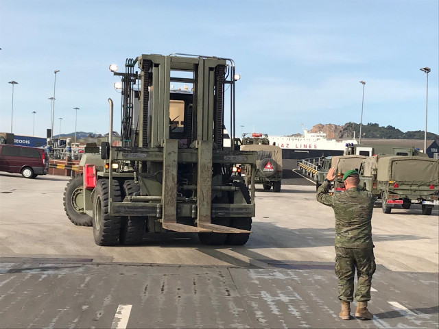 Embarque de material del Ejército de Tierra en el puerto de Santander para la OTAN en Lituania