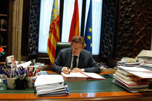El presidente de la Generalitat, Ximo Puig, firma una petición dirigida a Pedro Sánchez para declarar el estado de alarma en toda España