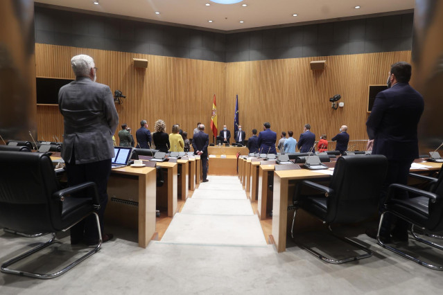 El Presidente de la Comisión de Asuntos Exteriores en el Congreso de los Diputados, Pau Marí Klose (c), guarda junto al resto de miembros de la Comisión un minuto de silencio por el profesor asesinado en París, al inicio de la Comisión de Asuntos Exterior