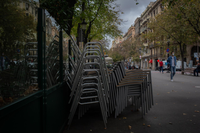 Sillas recogidas de una terraza de un bar