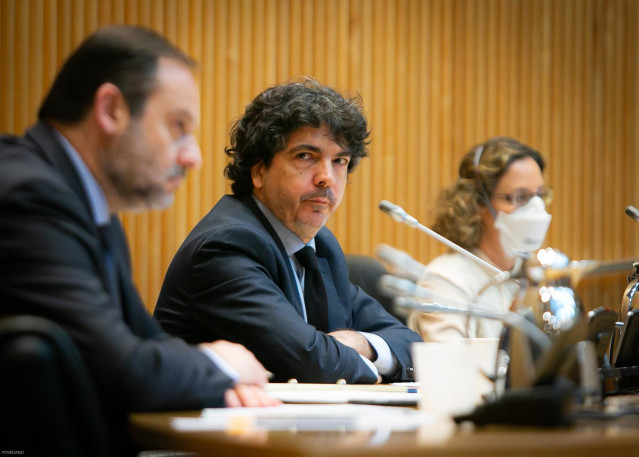 El diputado del PP Mario Garcés (centro) mira al ministro de Transportes, Movilidad y Agenda Urbana, José Luis Ábalos, en el Congreso
