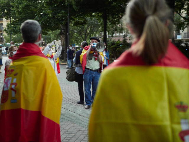 Varias personas protestan con banderas de España durante la manifestación en contra de la gestión del Gobierno de España durante la pandemia de coronavirus COVID19  en Pamplona, España, a 20 de mayo de 2020.