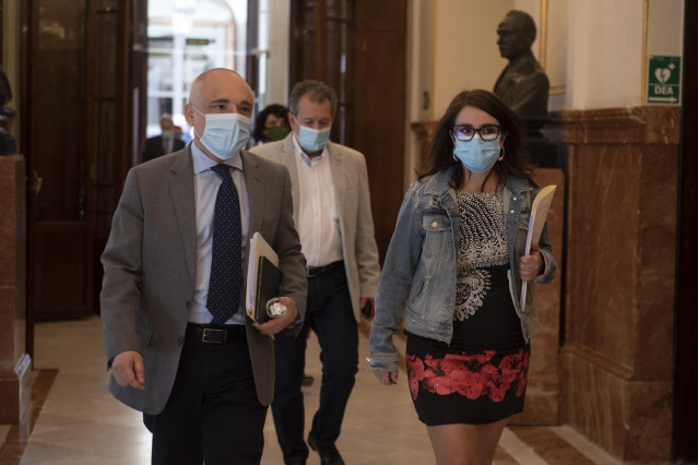 La portavoz del PSOE en el Congreso, Adriana Lastra, y el secretario general del grupo, Rafael Simancas, a su llegada al Pleno del Congreso