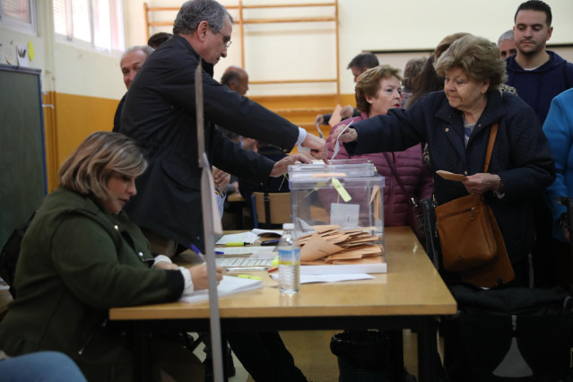 Cuidadanos ejercen su derecho al voto en las elecciones generales