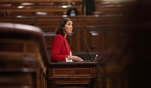 La ministra de Turismo, Reyes Maroto, interviene durante una sesión plenaria en el Congreso de los Diputados, en Madrid, (España), a 30 de septiembre de 2020. Esta intervención se produce tras una nueva sesión de control al Gobierno donde los populares ha