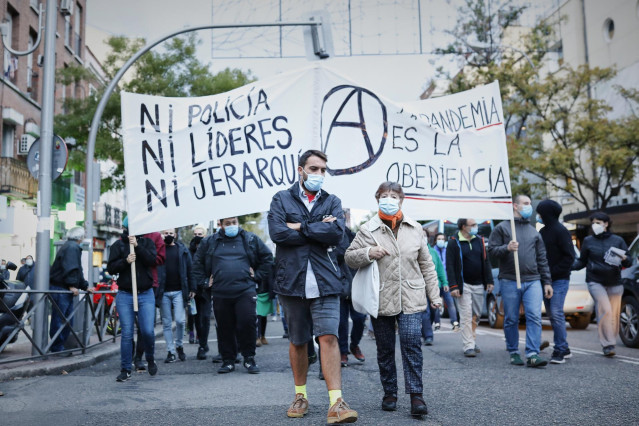 Varias personas sostienen una pancarta durante una manifestación de los vecinos de Vallecas