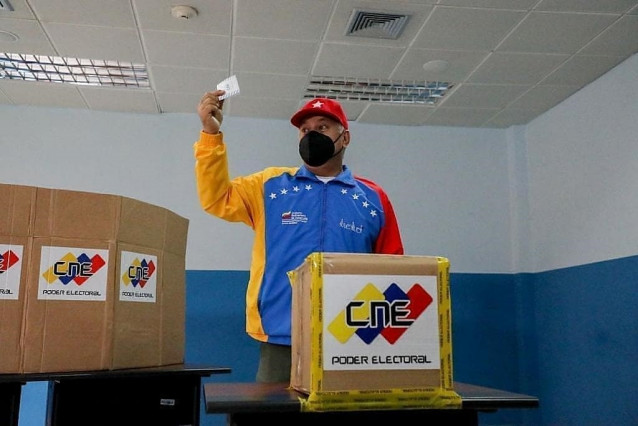 El primer vicepresidente del Partido Socialista Unificado de Venezuela (PSUV), Diosdado Cabello, votando durante un simulacro electoral