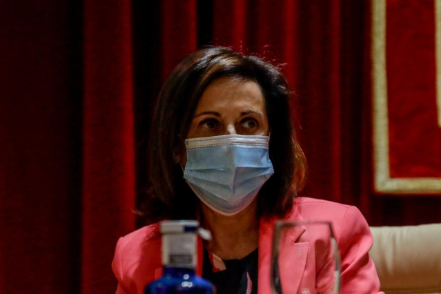 La ministra de Defensa, Margarita Robles, asiste a  la presentación del libro de bocetos 'Misión Irak' de Augusto Ferrer-Dalmau en el Casino de Madrid (España), a 16 de septiembre de 2020.