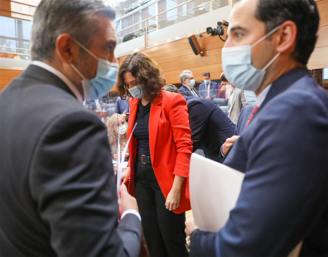 El consejero de Justicia, Interior y Víctimas de la Comunidad de Madrid, Enrique López (i) conversa con el vicepresidente de la Comunidad de Madrid, Ignacio Aguado.