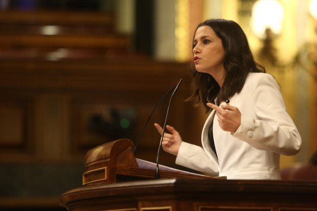 La presidenta de Ciudadanos, Inés Arrimadas, interviene desde la tribuna en el hemiciclo del Congreso de los Diputados.