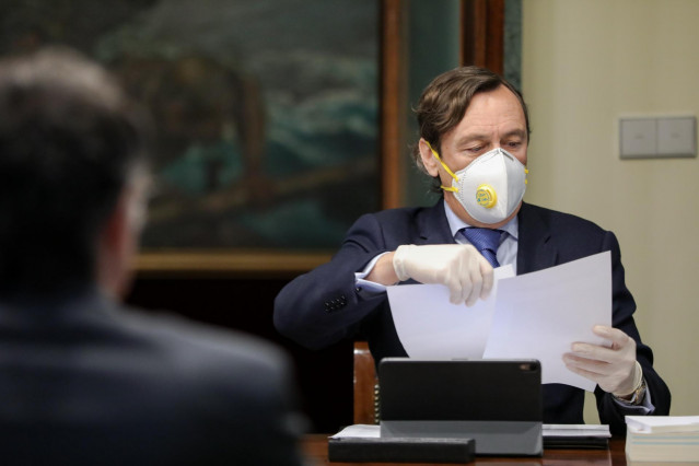 El secretario segundo del Senado, Rafael Hernando,  acude con mascarilla a la Mesa del Senado, que no para la actividad durante el segundo día laborable del estado de alarma decretado por el coronavirus, en Madrid (España), a 17 de marzo de 2020.