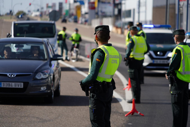 Agentes de la Guardia Civil realizan un control de movilidad.