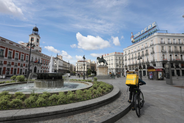 Un repartidor de la empresa Glovo en la Puerta del Sol